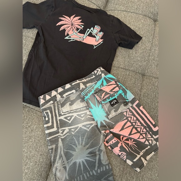 🌴Volcom & Billabong kids bundle 2 boys shorts size 22 & 1 Hurley tshirt size XS - Picture 2 of 11